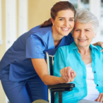 Cuidador de Idosos em Praia Grande - Flash Home Care Cuidadora prestando assistência domiciliar a idoso em Praia Grande com atenção e carinho.