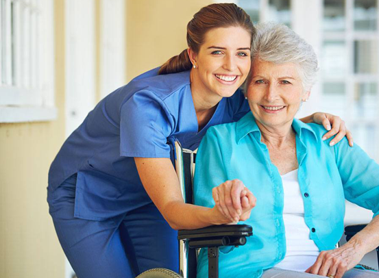 Cuidador de Idosos em Praia Grande - Flash Home Care Cuidadora prestando assistência domiciliar a idoso em Praia Grande com atenção e carinho.